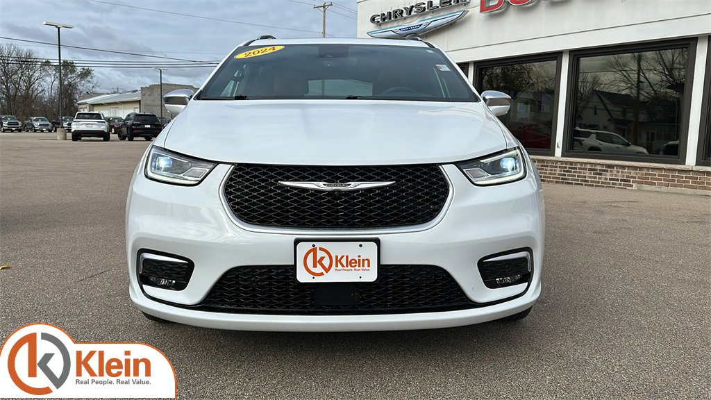 Used 2024 Chrysler Pacifica Pinnacle w/ Trailer Tow Group image 2