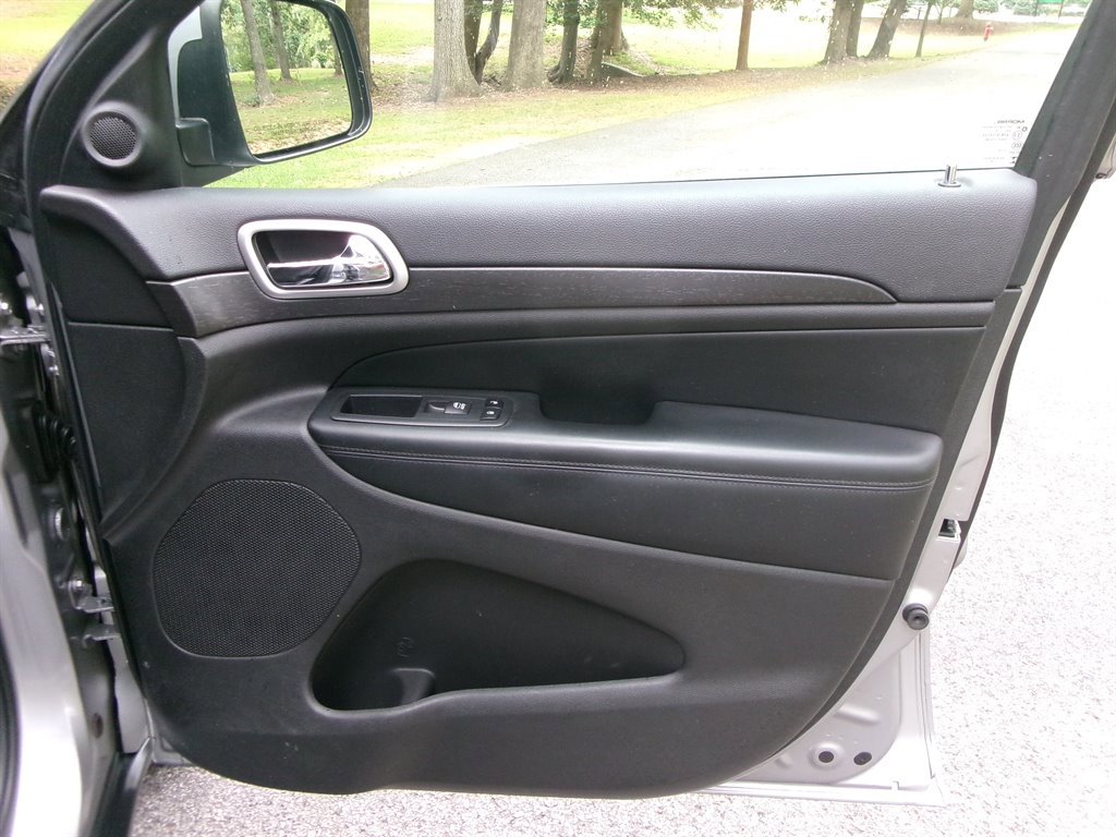 Used 2018 Jeep Grand Cherokee Laredo image 25