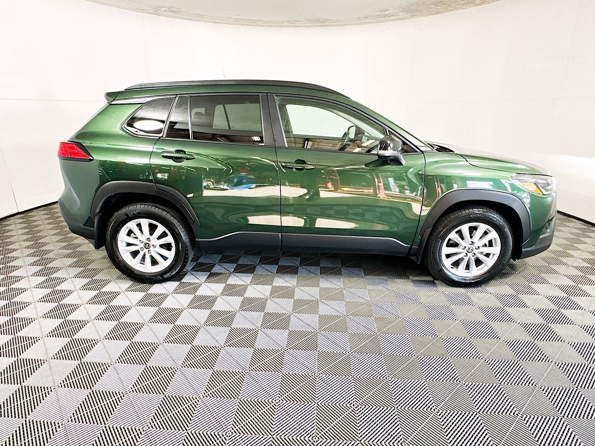 Used 2025 Toyota Corolla Cross LE image 2