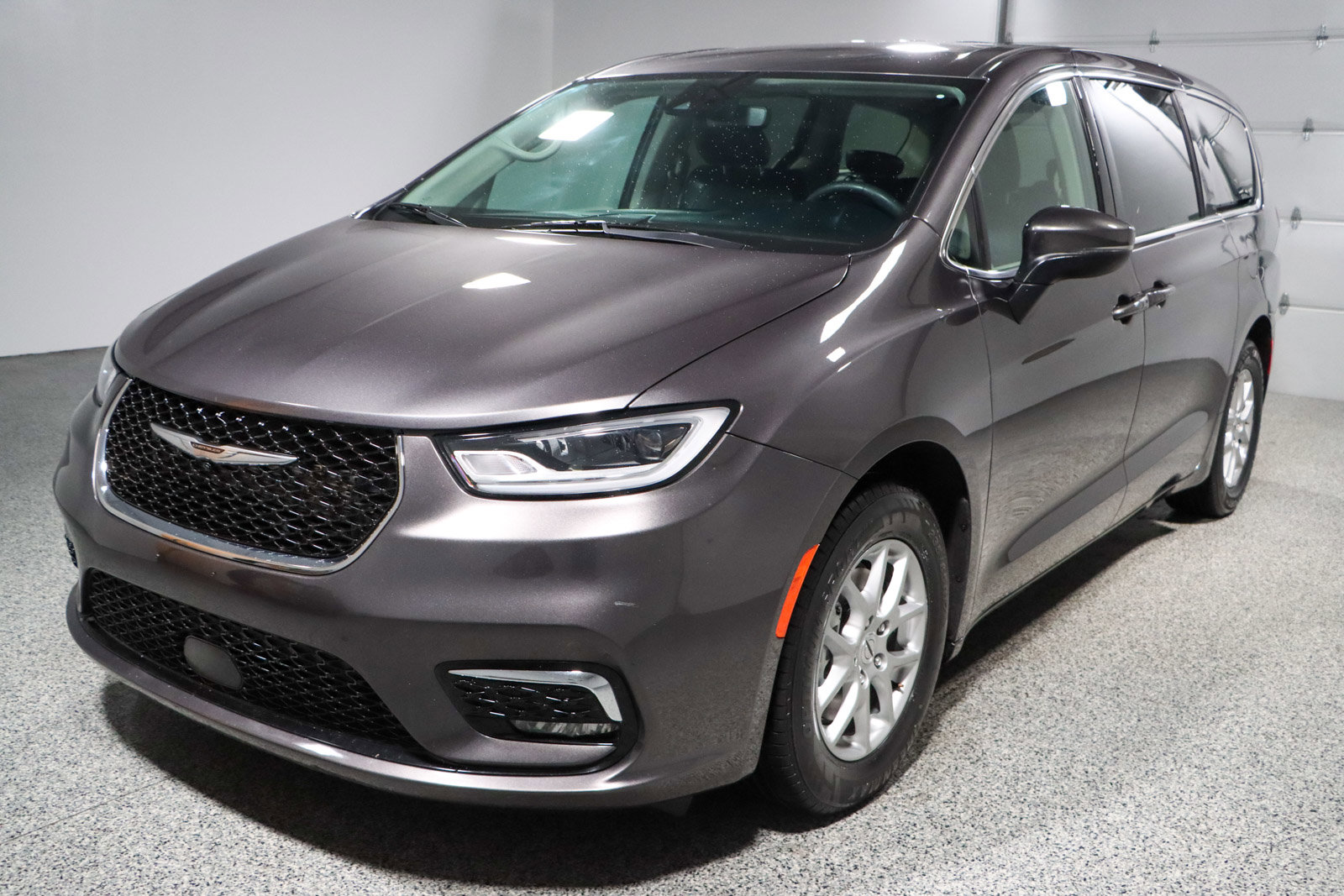 Used 2023 Chrysler Pacifica Touring-L image 32