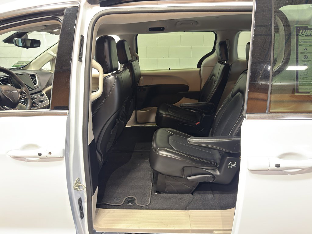 Used 2024 Chrysler Pacifica Touring-L image 10