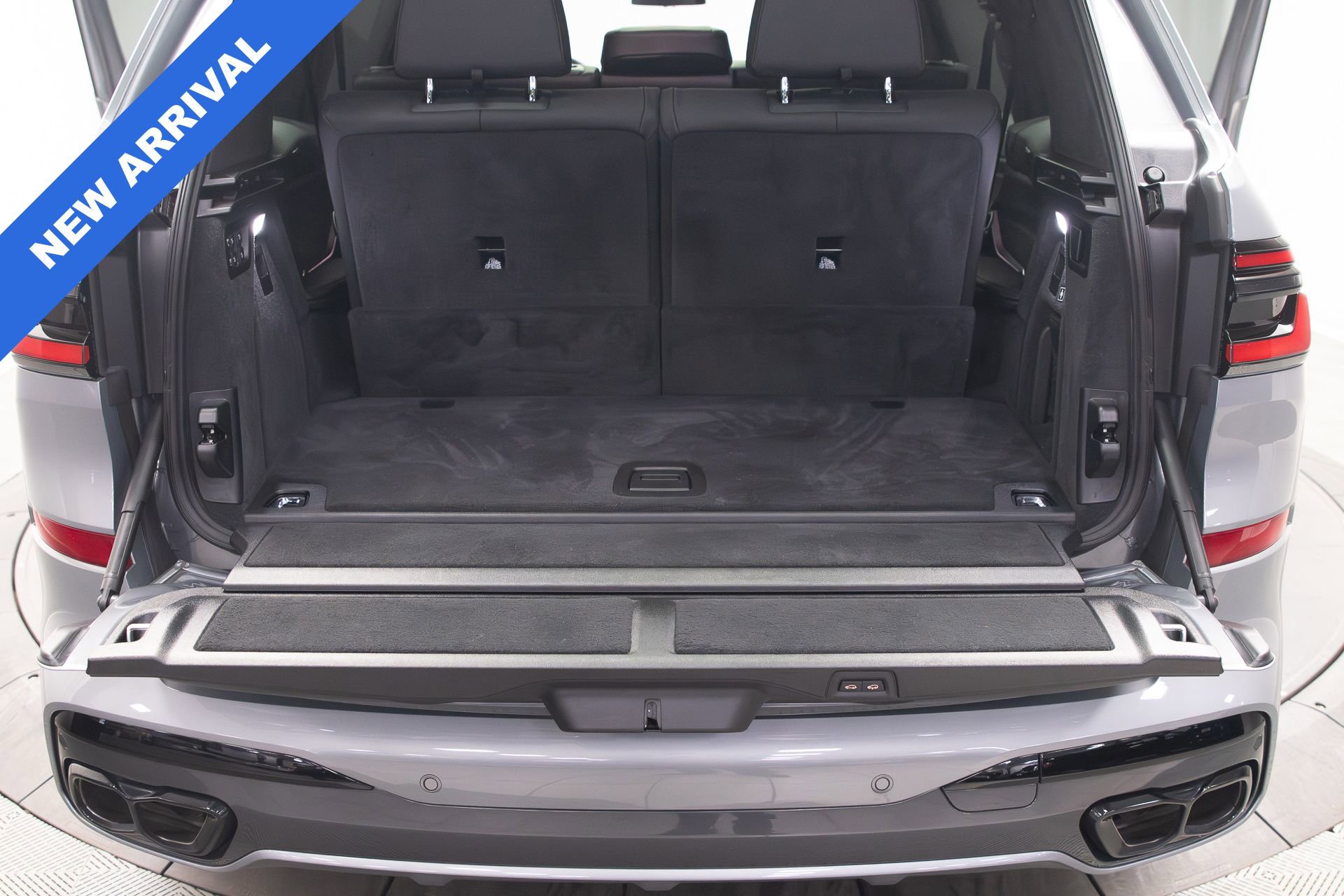 Used 2025 BMW X7 M60i w/ Executive Package image 42