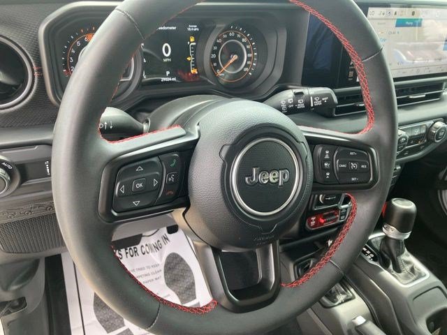 Used 2024 Jeep Wrangler Unlimited Rubicon w/ Convenience Group AWD/4WD image 18