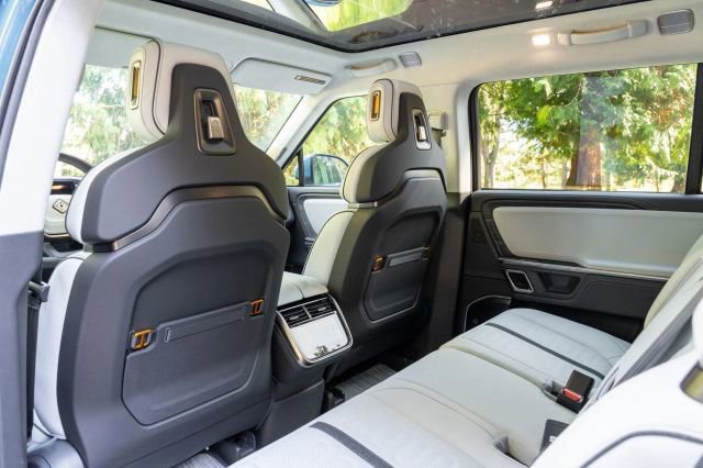 Used 2024 Rivian R1S Launch Edition image 33