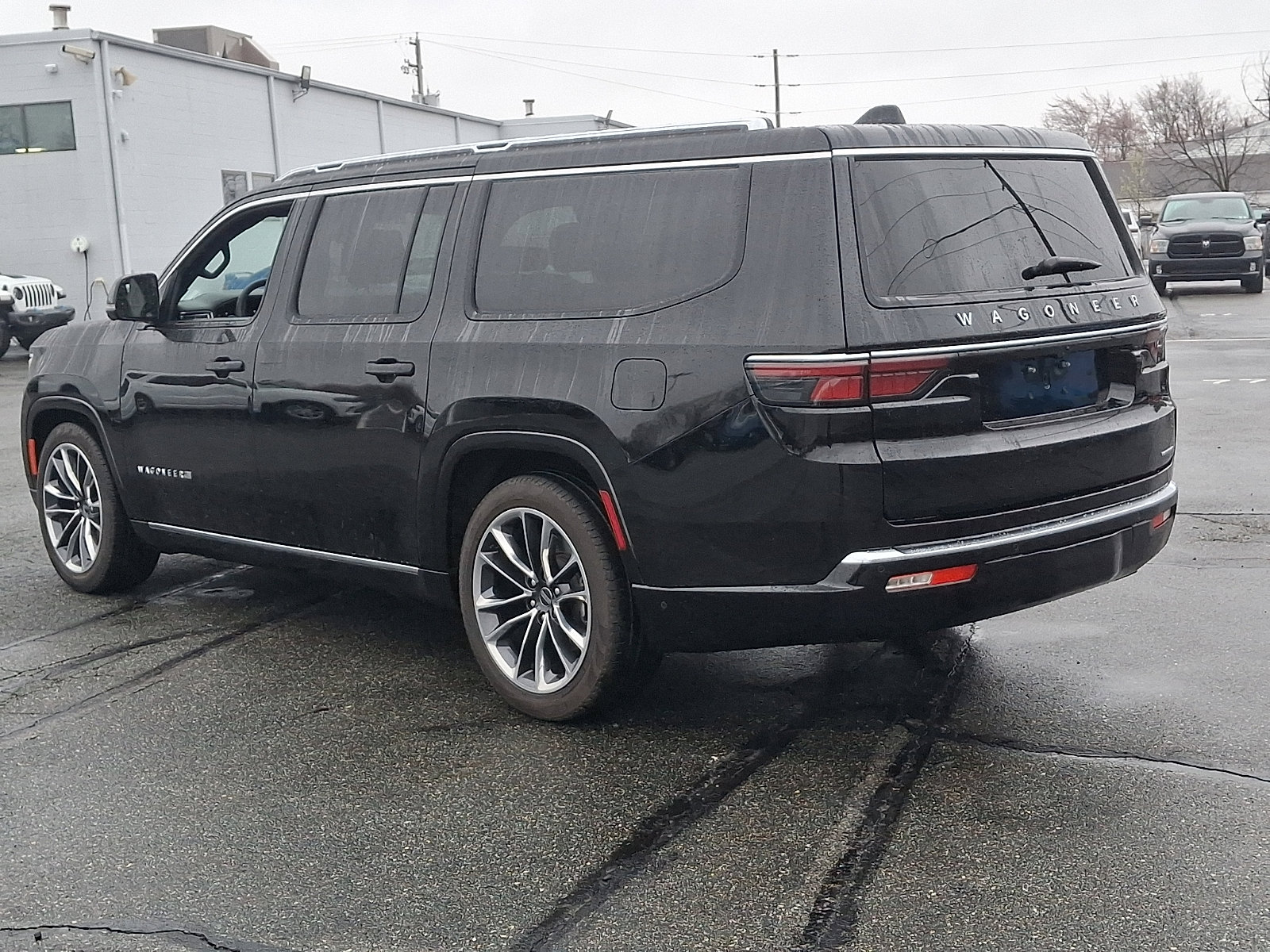 Used 2024 Jeep Wagoneer L Series III w/ Premium Group I image 4