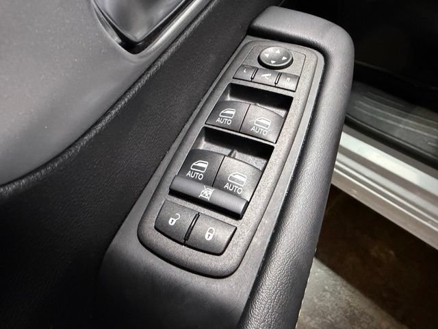 Used 2025 Chrysler Pacifica Limited AWD/4WD image 13