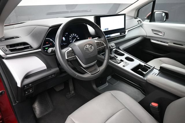 Used 2025 Toyota Sienna XLE FWD image 14