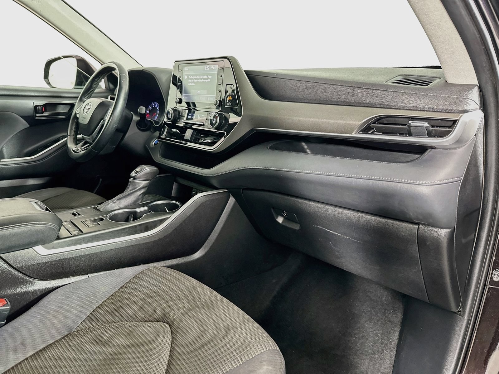 Used 2021 Toyota Highlander LE FWD image 29