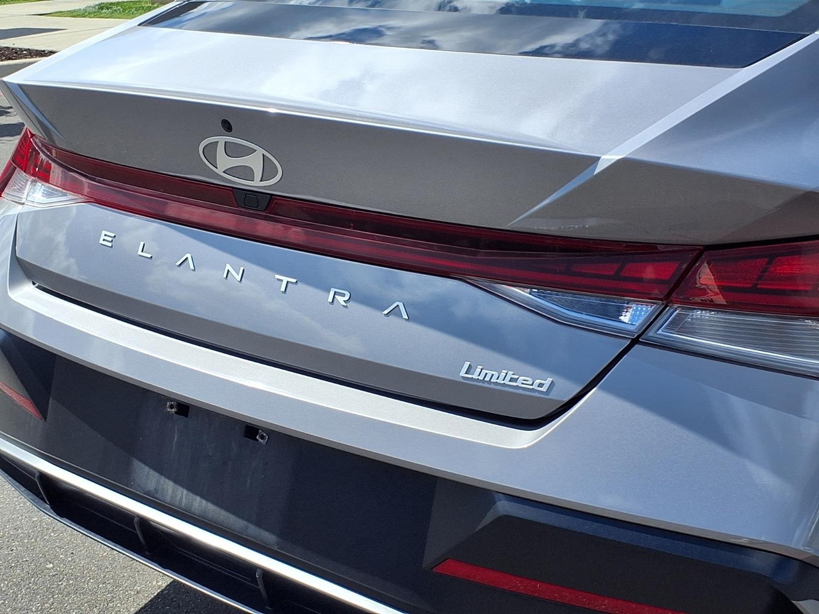 Used 2025 Hyundai Elantra Limited FWD image 26