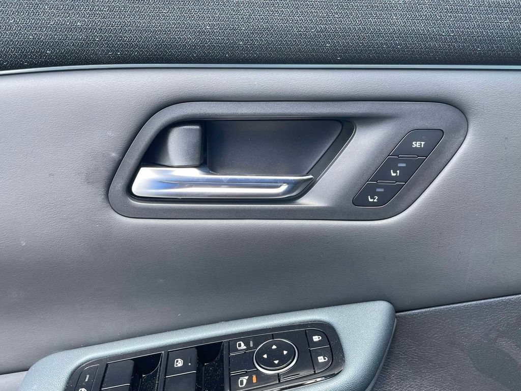 New 2026 Nissan Leaf Platinum+ w/ Floor Mat Package (Platinum+) FWD image 19
