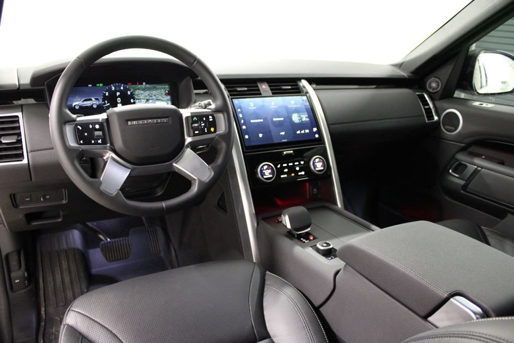 Used 2025 Land Rover Discovery S AWD/4WD image 4