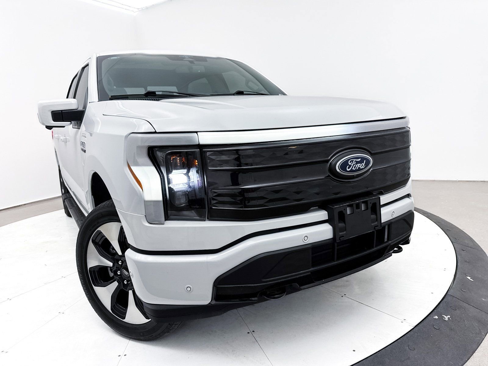 Used 2023 Ford F150 Lightning Platinum image 8
