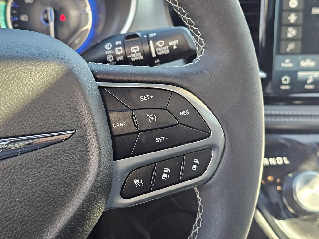 Used 2026 Chrysler Pacifica Limited image 31