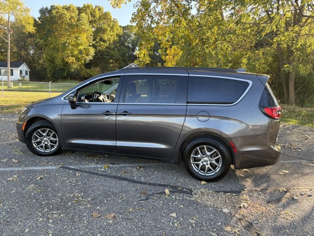 Used 2021 Chrysler Pacifica Touring FWD image 4