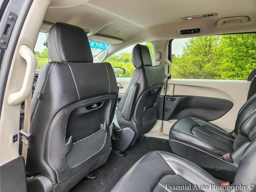 Used 2023 Chrysler Pacifica Touring-L FWD image 12