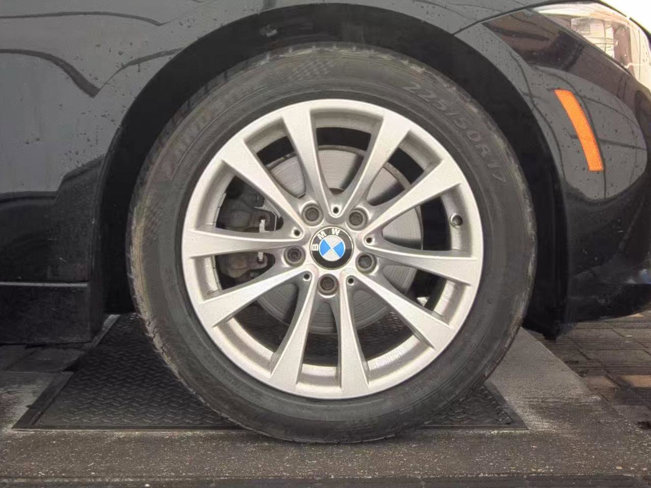 Used 2017 BMW 320i xDrive Sedan AWD/4WD image 10