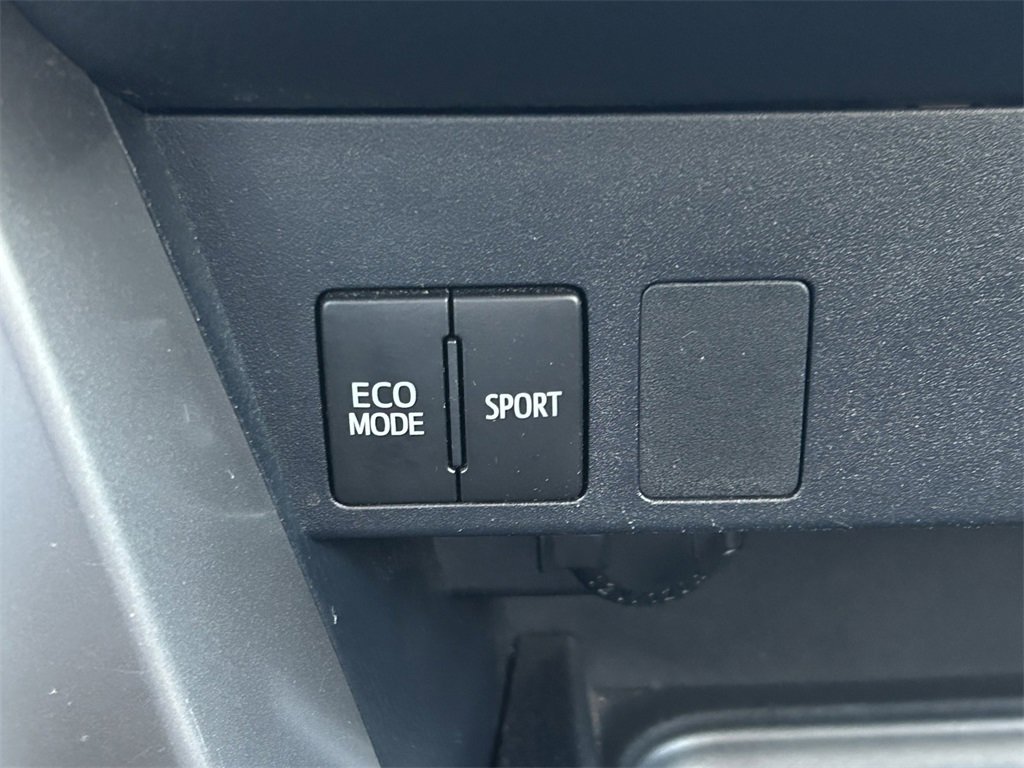 Used 2018 Toyota RAV4 LE image 28