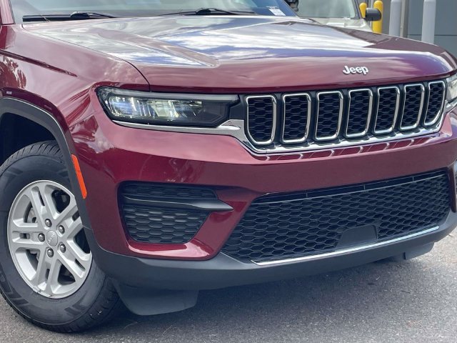 Used 2024 Jeep Grand Cherokee Laredo AWD/4WD image 2