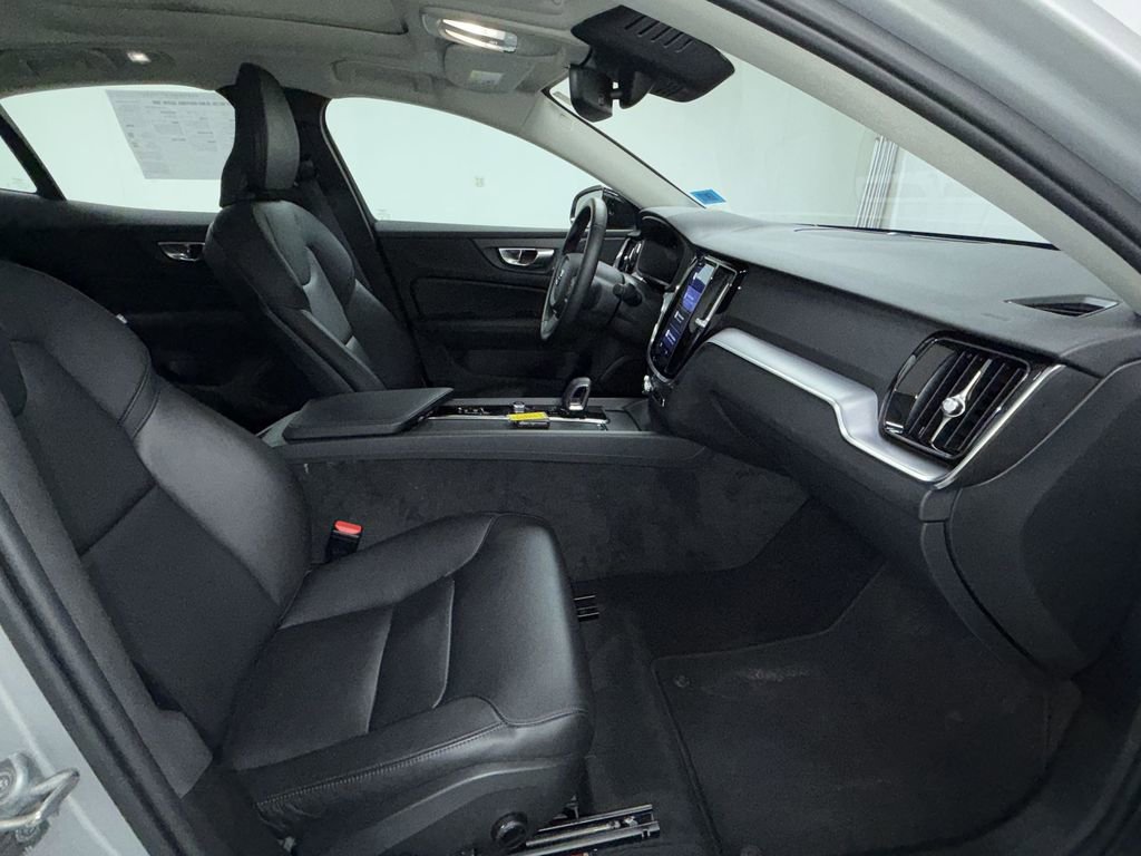 Used 2025 Volvo S60 B5 Core image 10