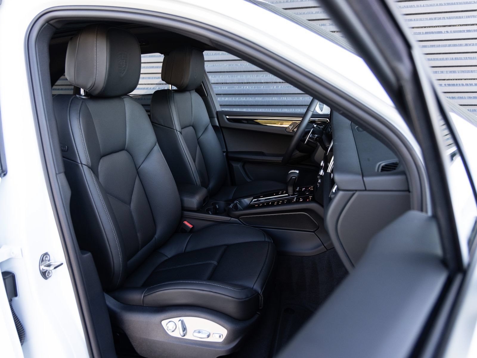 Certified 2026 Porsche Macan AWD/4WD image 33