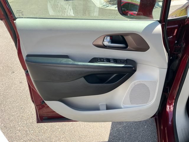 Used 2019 Chrysler Pacifica Touring-L FWD image 5