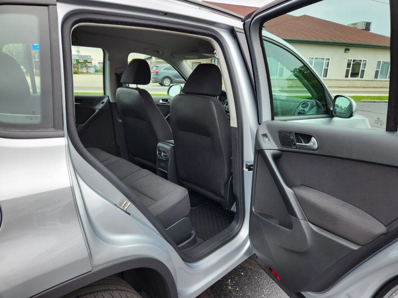 Used 2018 Volkswagen Tiguan Limited w/ Premium Package image 18