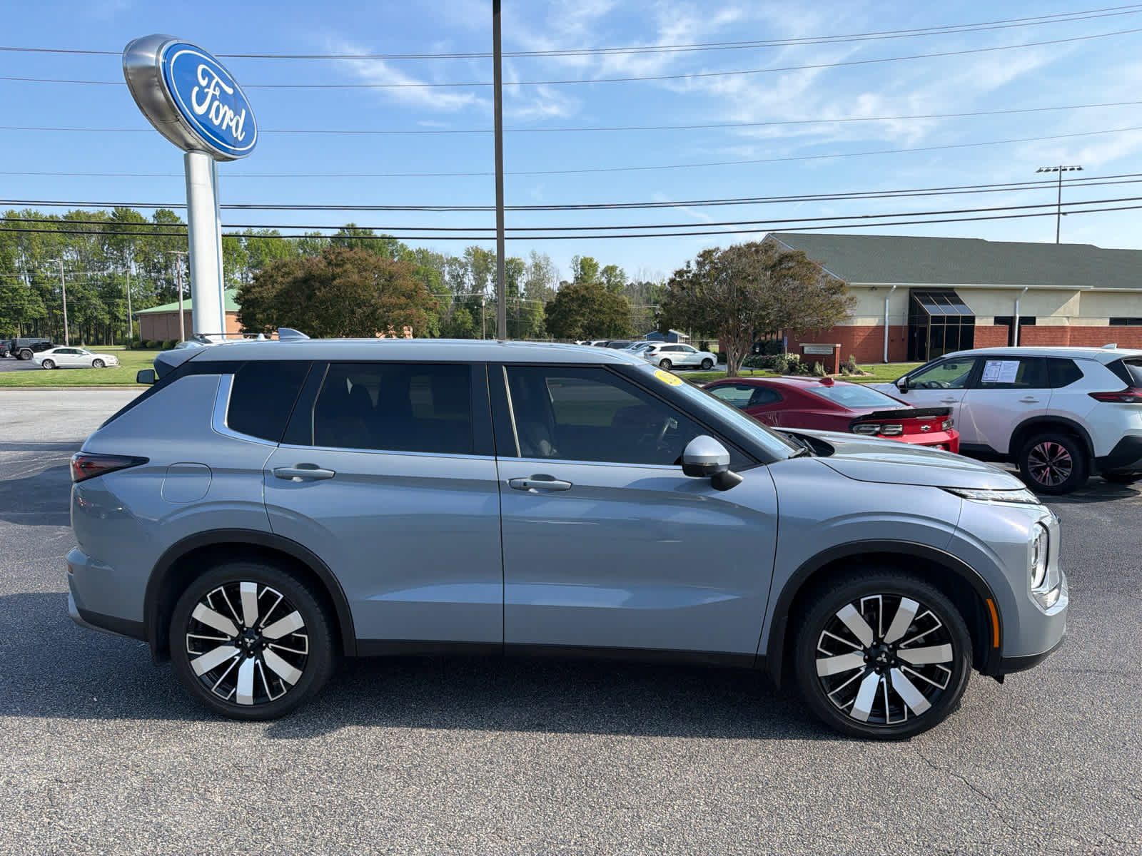 Used 2025 Mitsubishi Outlander SE FWD image 2
