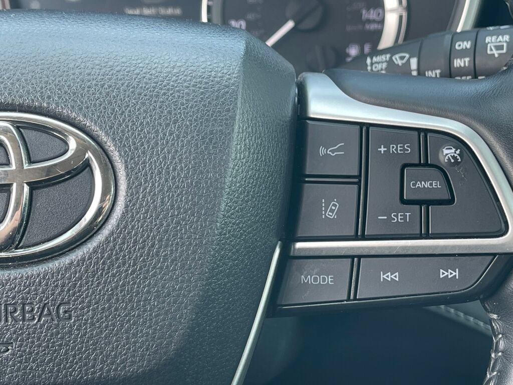 Used 2023 Toyota Highlander XLE FWD image 21