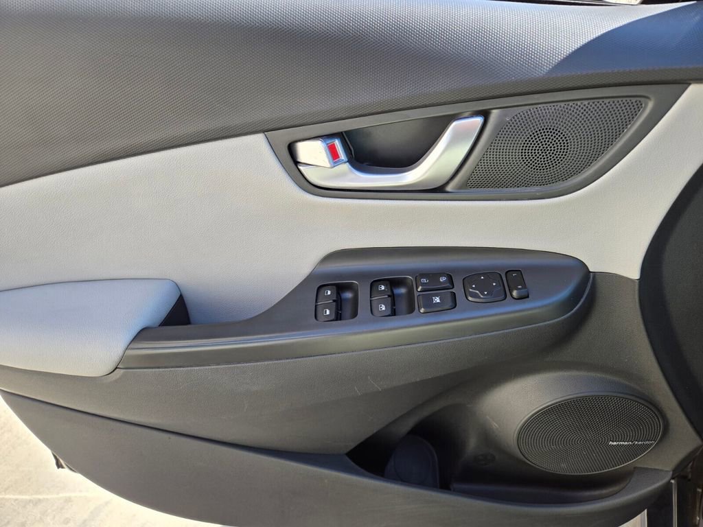 Used 2022 Hyundai Kona Limited image 21