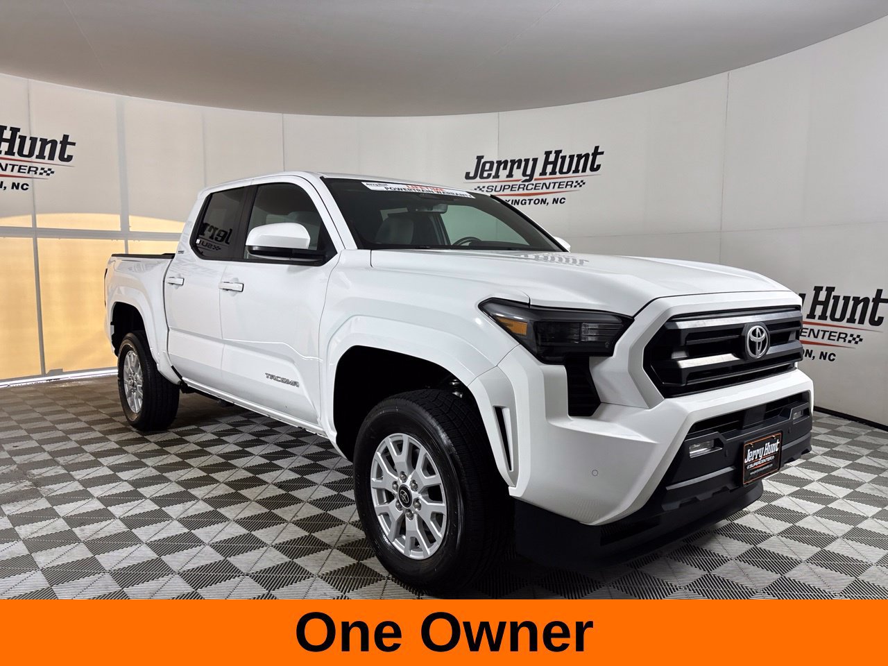 Used 2024 Toyota Tacoma SR5 AWD/4WD image 4