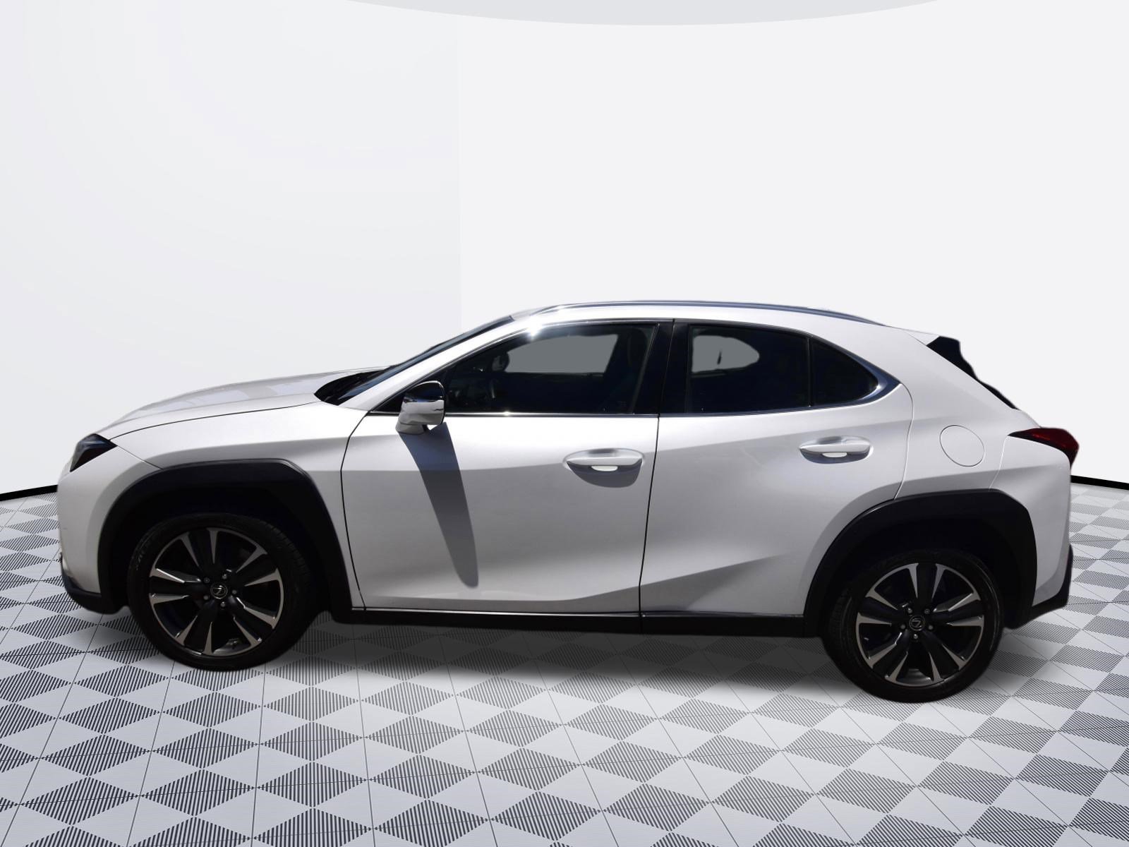 Used 2019 Lexus UX 200 w/ Accessory Package FWD image 4