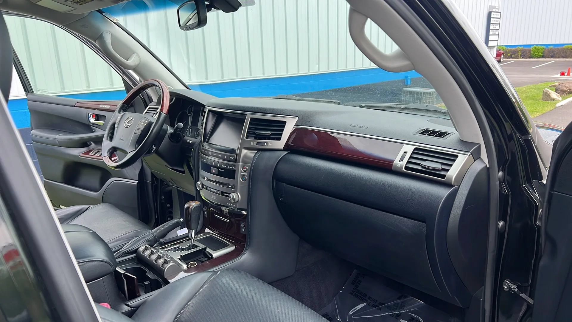 Used 2013 Lexus LX 570 4WD w/ Luxury Pkg image 23