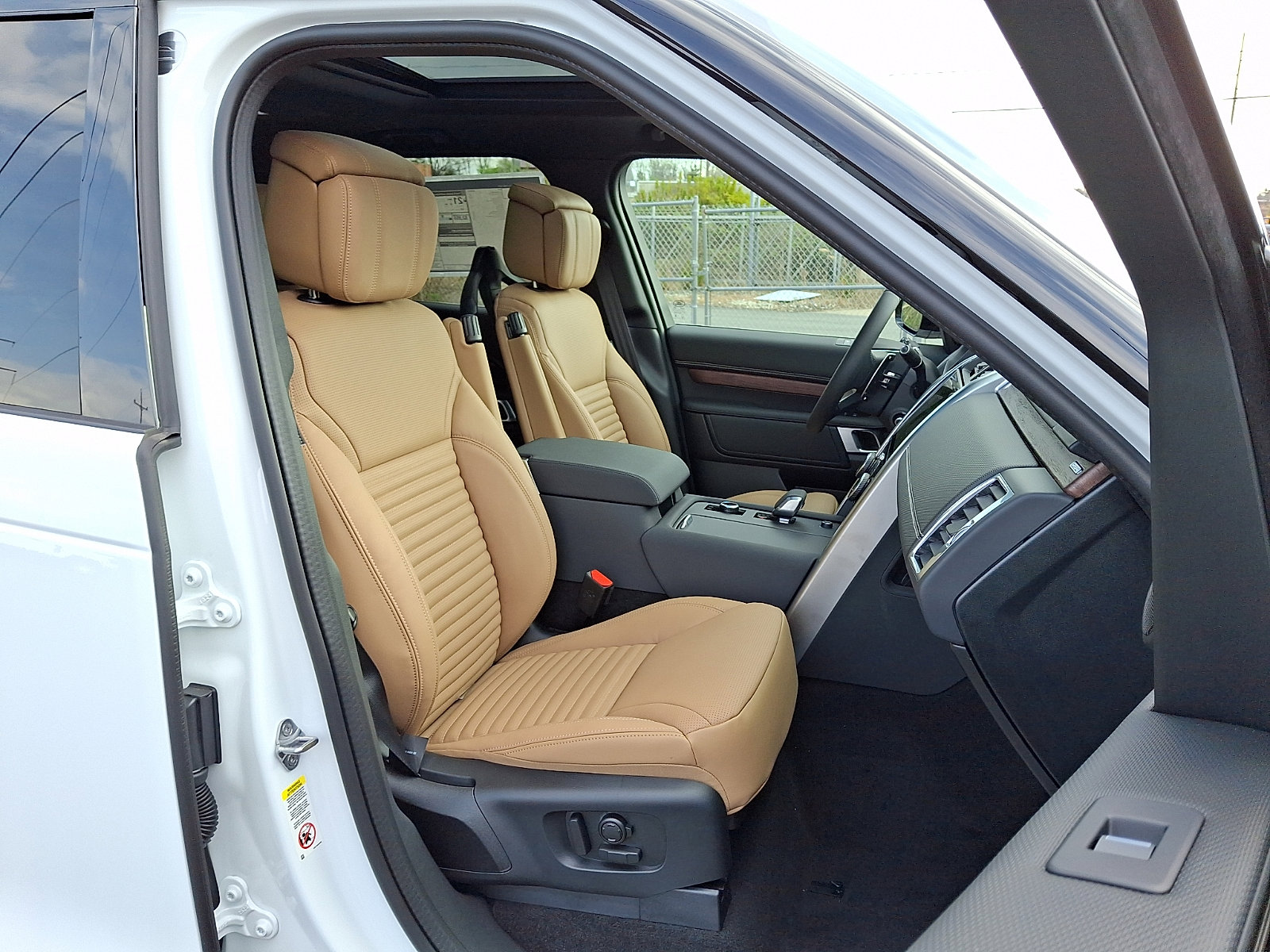 New 2026 Land Rover Discovery Dynamic SE image 3