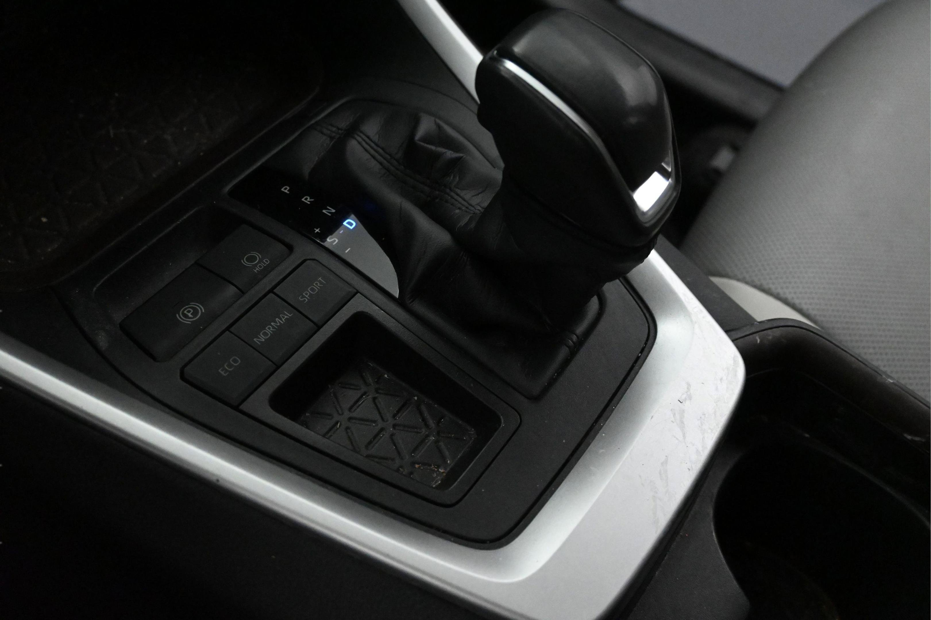 Used 2019 Toyota RAV4 Limited w/ Cold Weather Package FWD image 18