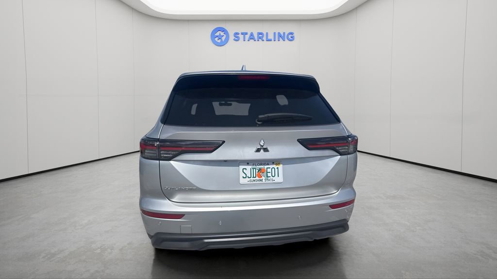 Used 2025 Mitsubishi Outlander ES FWD image 3