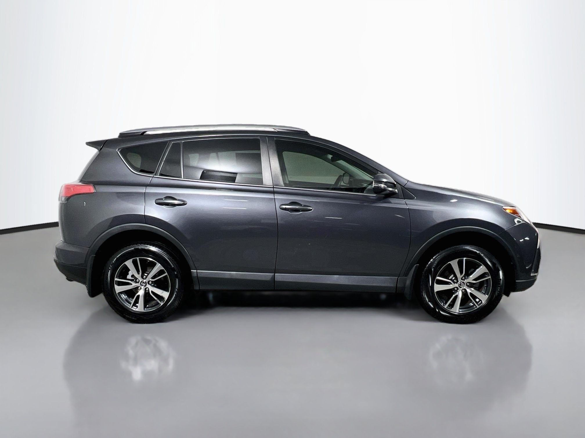 Used 2018 Toyota RAV4 XLE FWD image 3