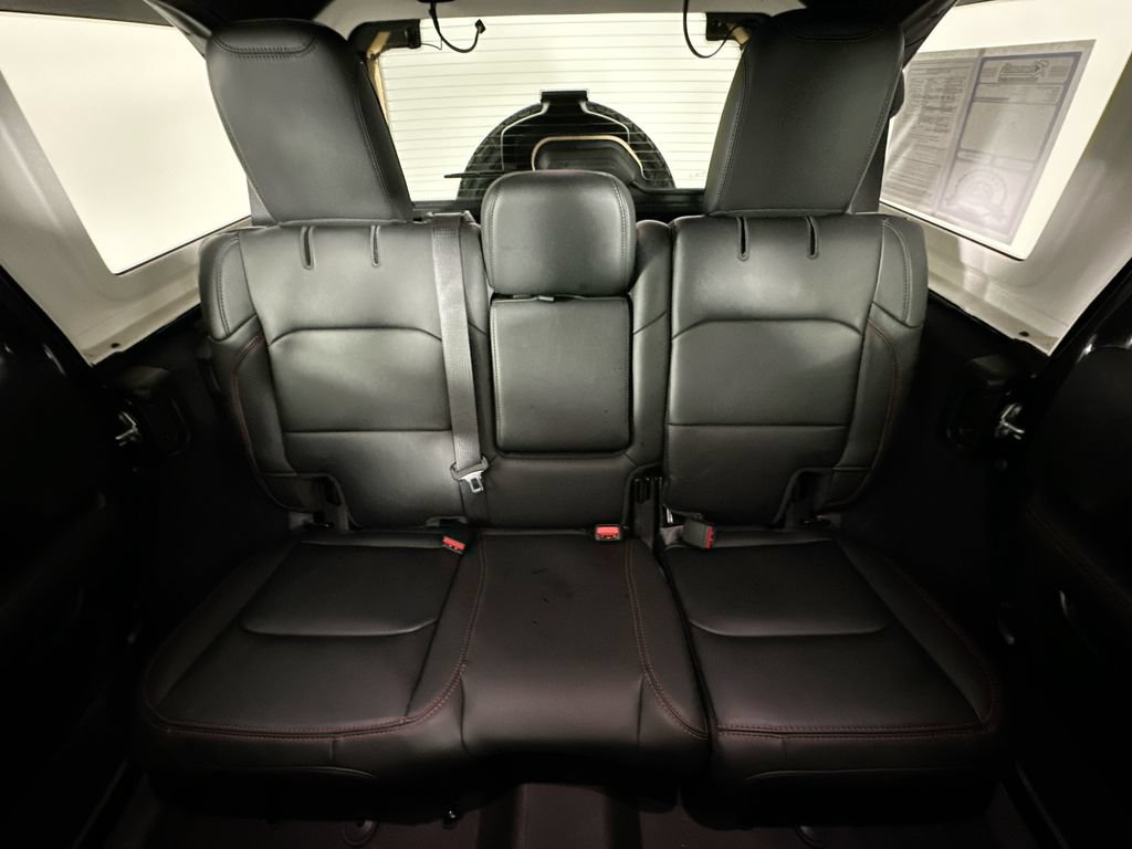 Used 2025 Jeep Wrangler Unlimited Rubicon AWD/4WD image 13