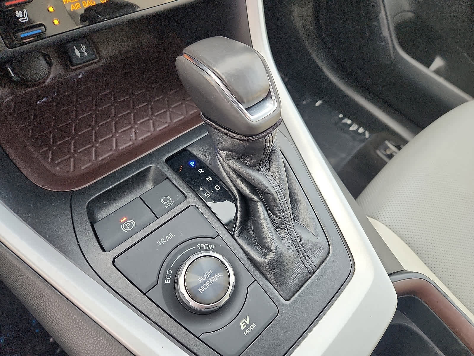 Used 2019 Toyota RAV4 Limited image 17