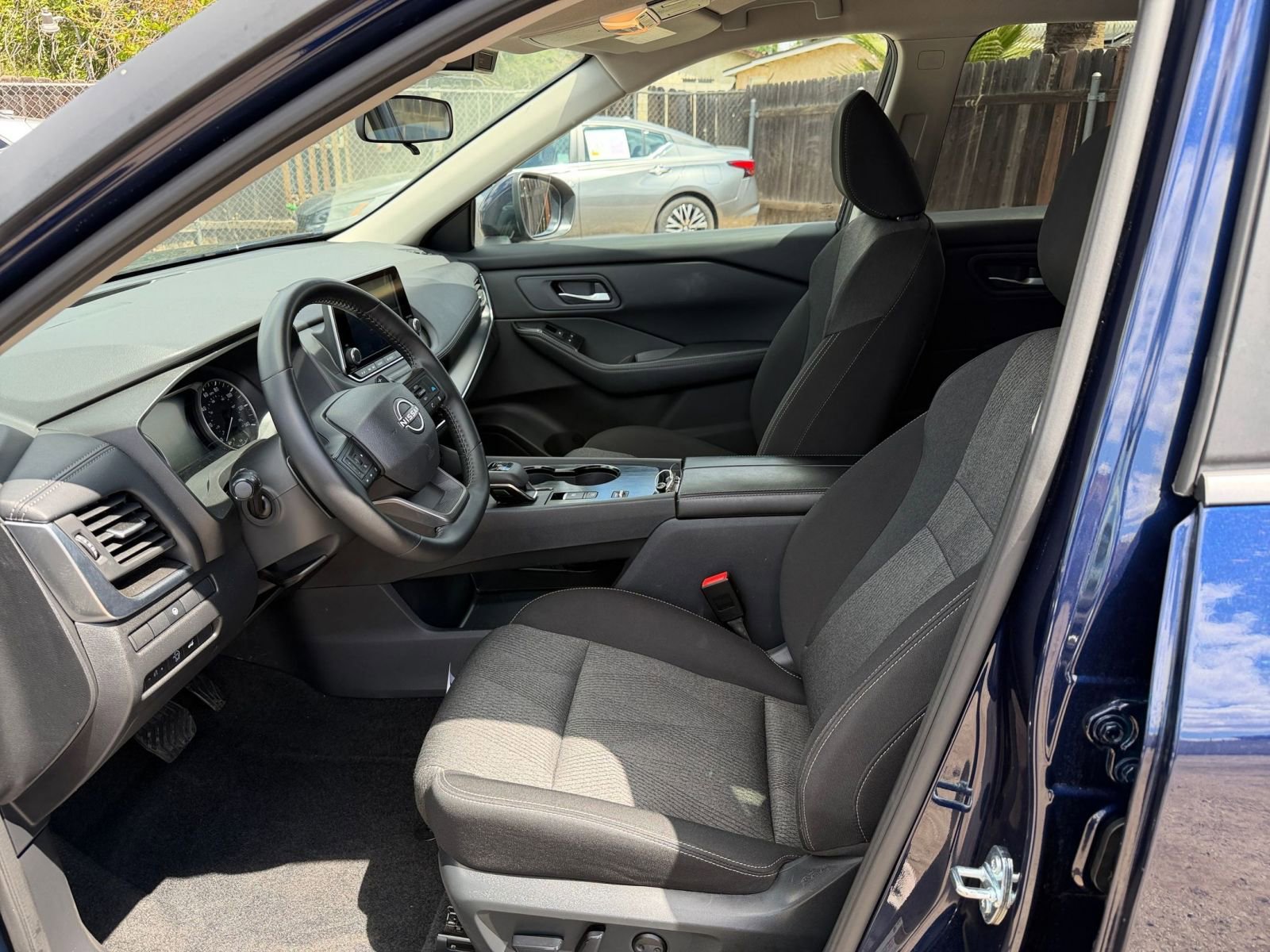 Used 2025 Nissan Rogue SV FWD image 29