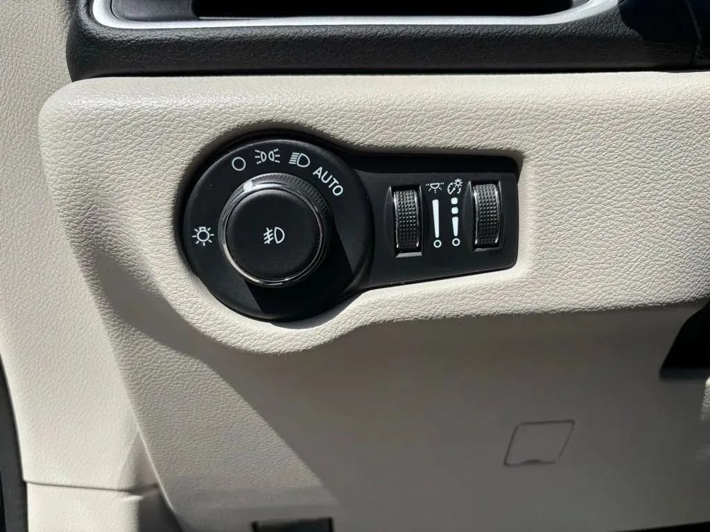 Used 2024 Chrysler Pacifica Touring-L FWD image 11