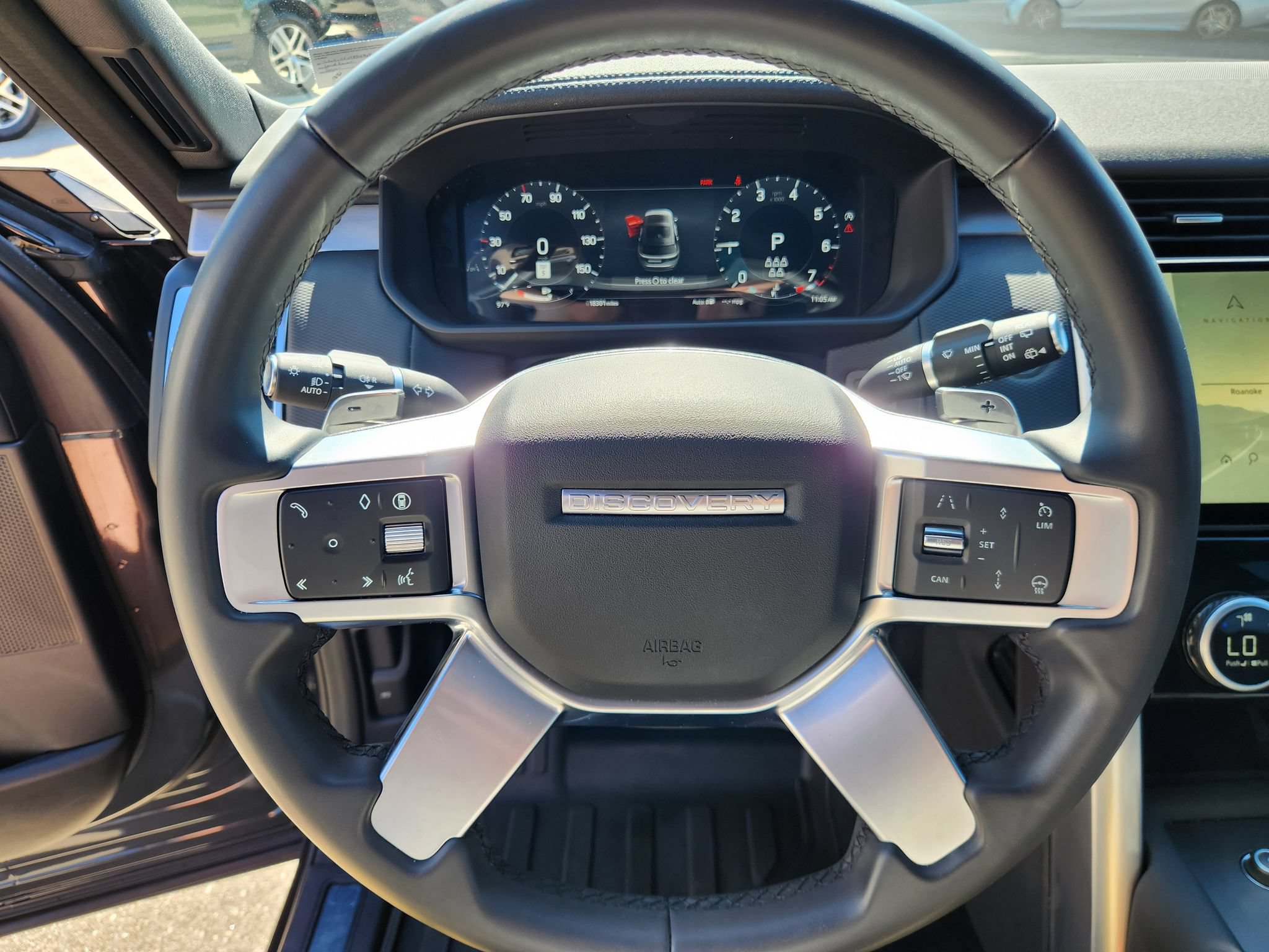 Used 2024 Land Rover Discovery Dynamic SE AWD/4WD image 21