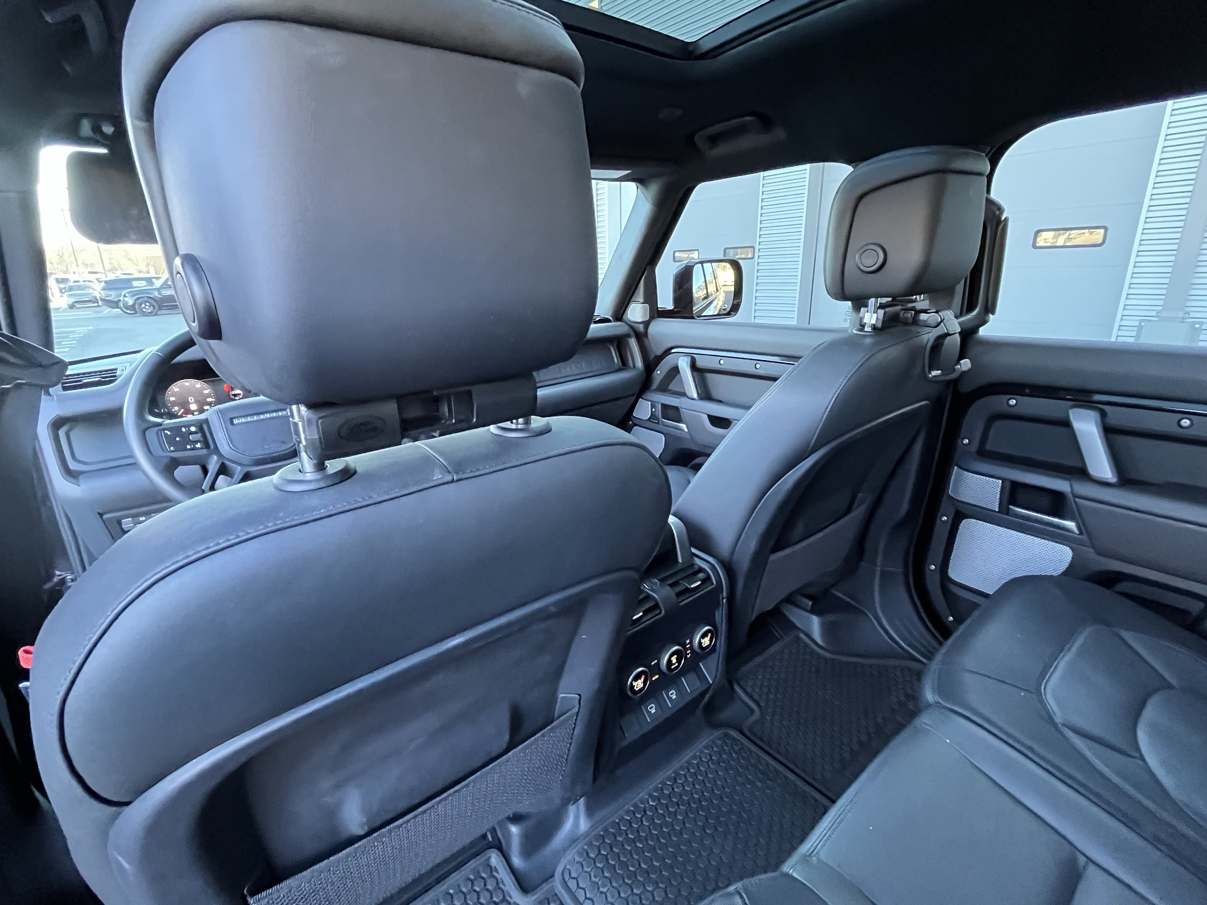 Certified 2024 Land Rover Defender 130 X-Dynamic SE image 30