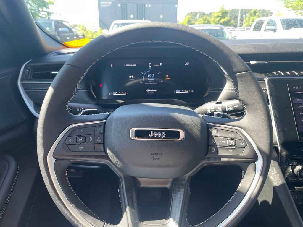 Used 2025 Jeep Grand Cherokee Altitude AWD/4WD image 14
