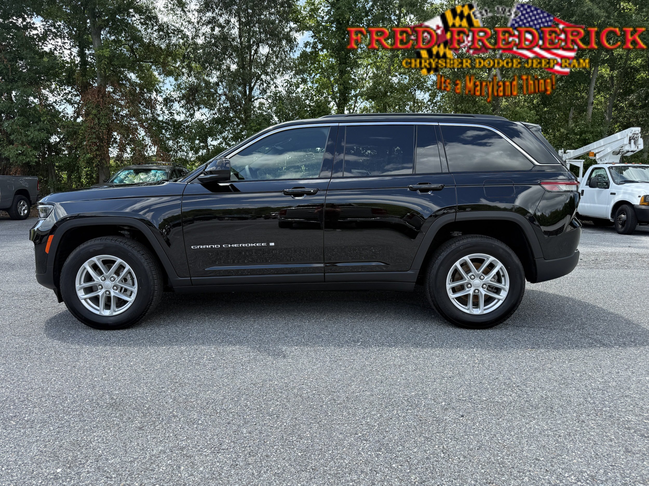 Used 2025 Jeep Grand Cherokee Laredo X AWD/4WD image 4