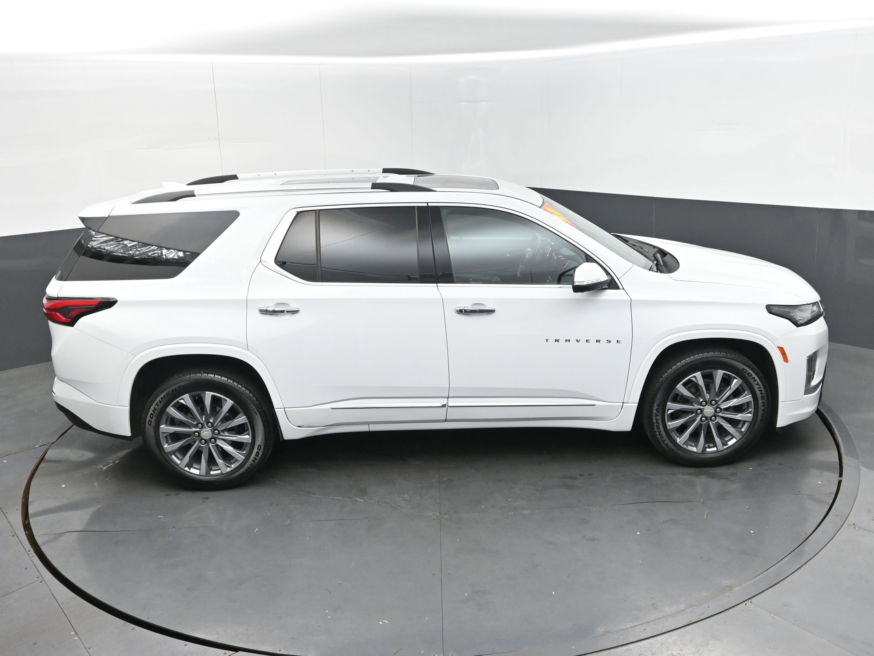 Used 2023 Chevrolet Traverse Premier image 38
