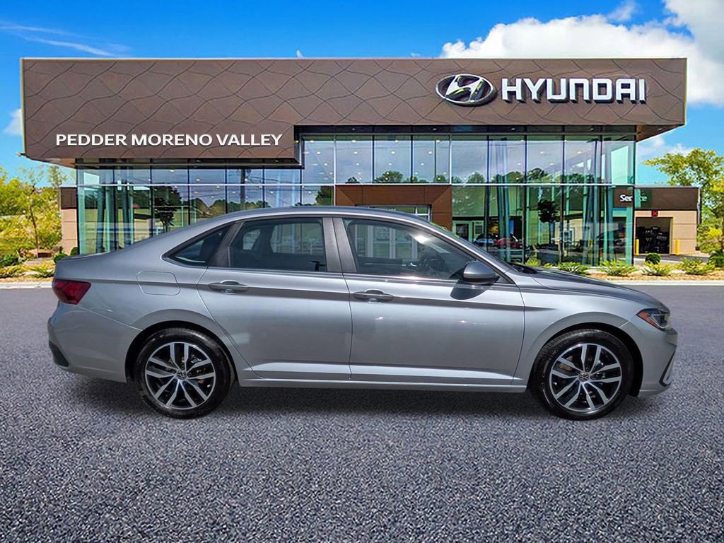 Used 2025 Volkswagen Jetta SE image 3