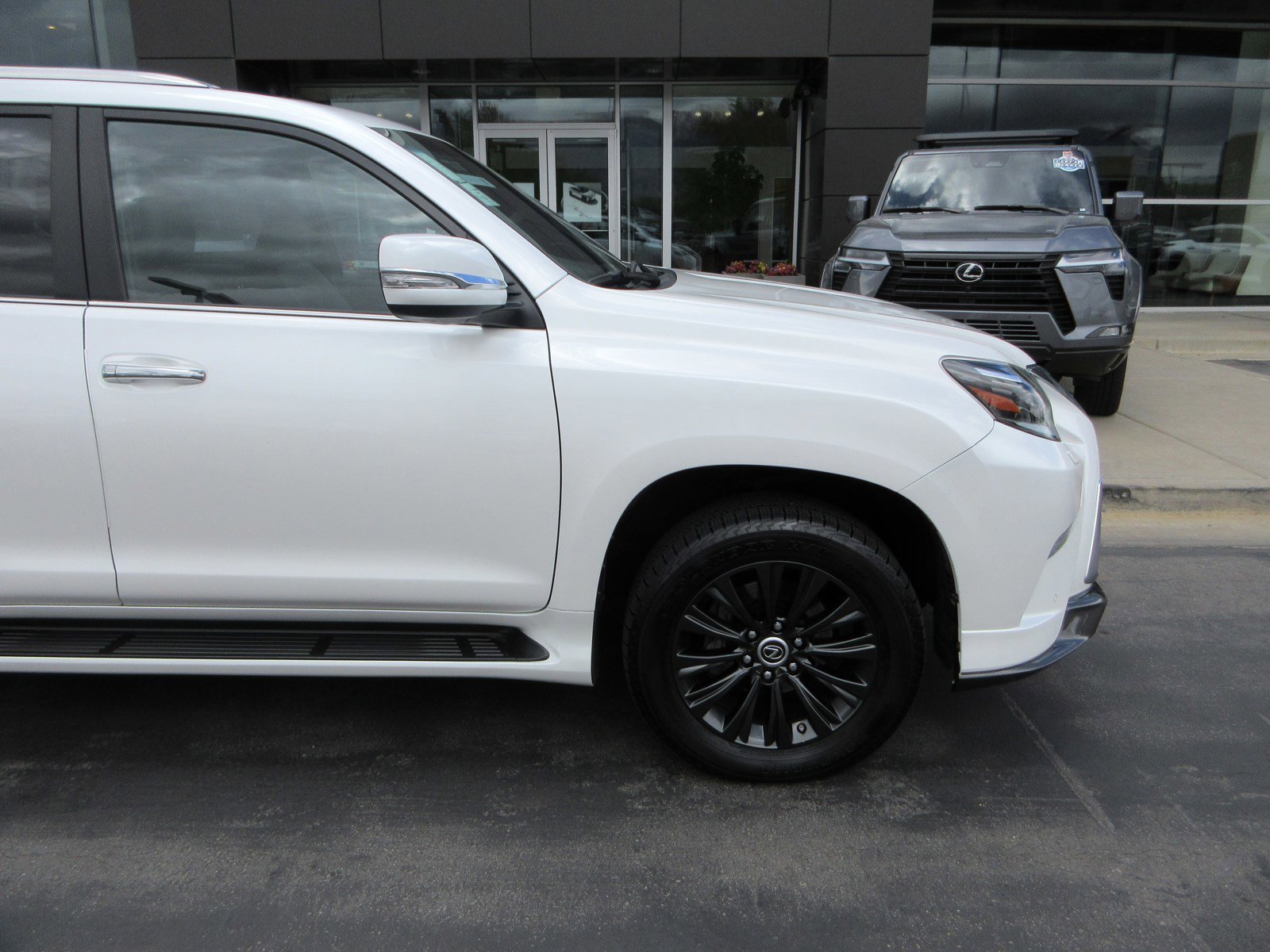 Used 2023 Lexus GX 460 Luxury w/ Sport Design Package AWD/4WD image 12