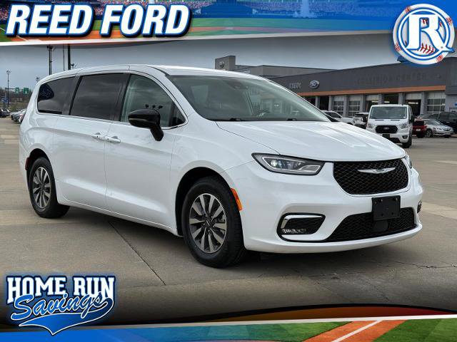 Used 2024 Chrysler Pacifica Limited image 1