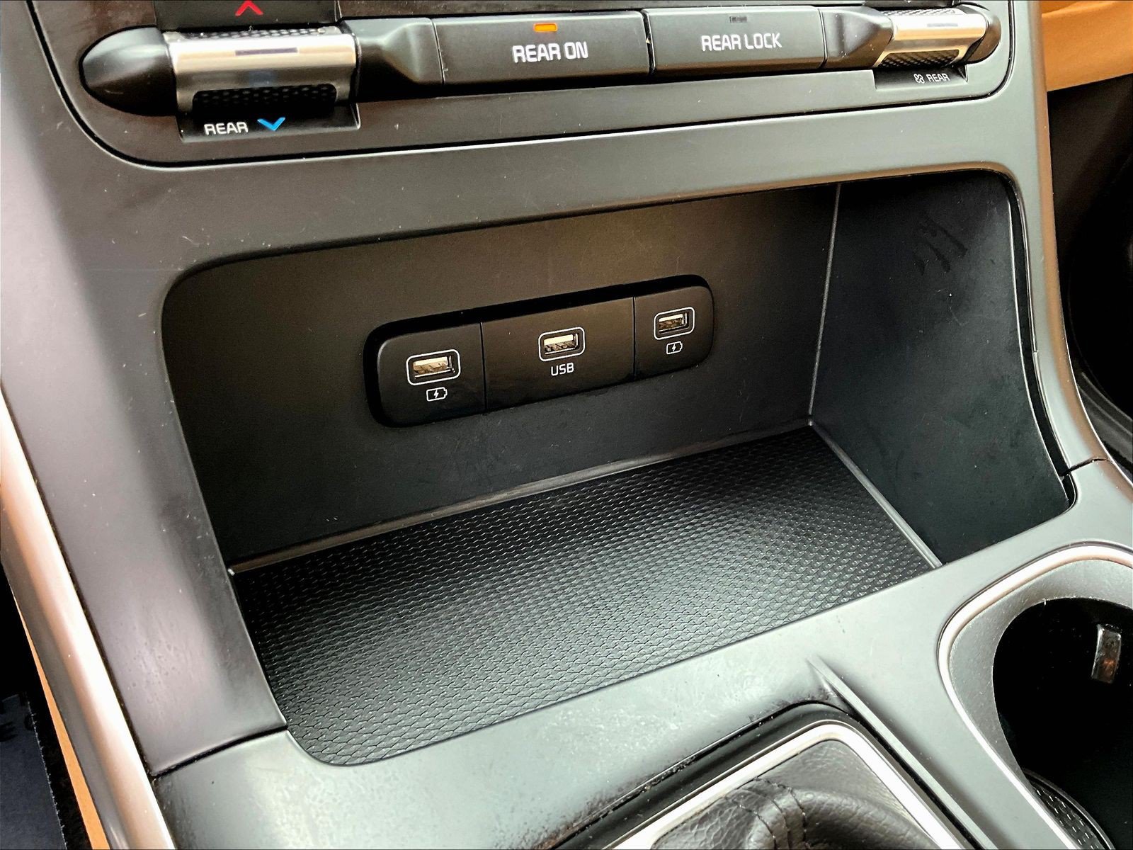 Used 2024 Kia Carnival LX FWD image 16