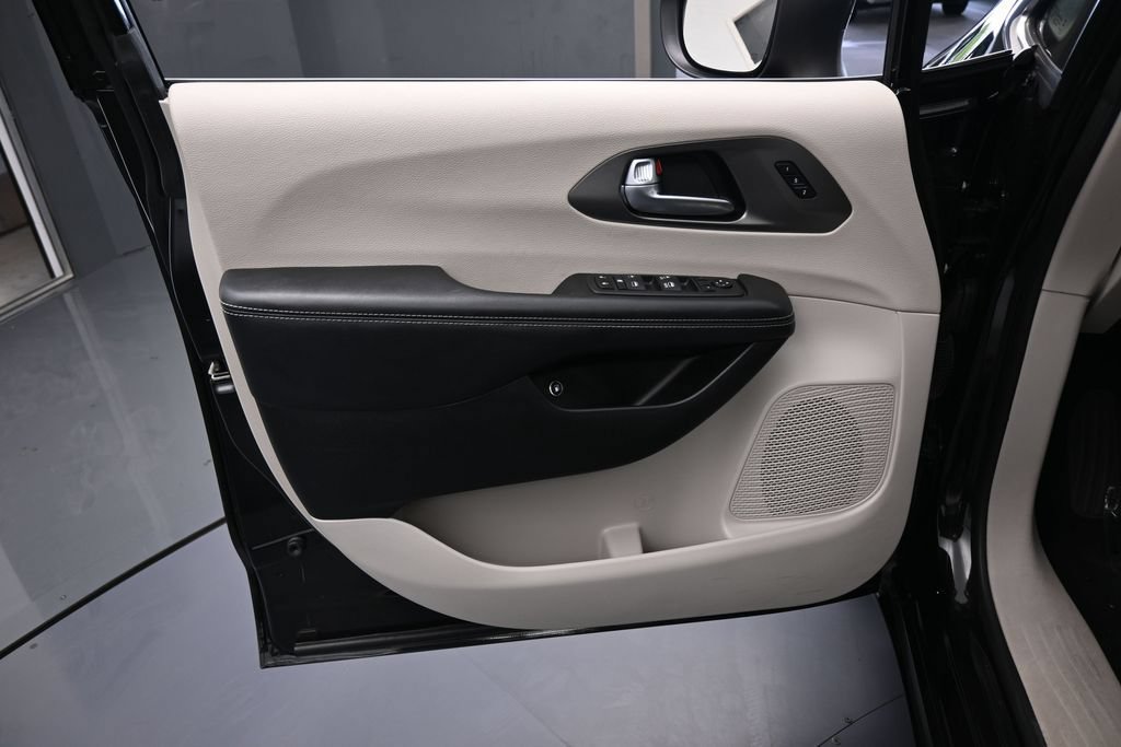 Used 2023 Chrysler Pacifica Touring-L FWD image 12